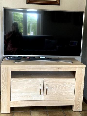 Tv-kastje beschikbaar voor biedingen