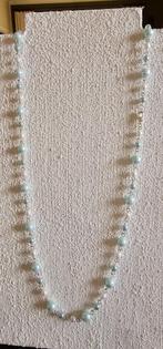 halsketting van lichtblauwe en witte kralen, Bijoux, Sacs & Beauté, Colliers, Comme neuf, Autres matériaux, Enlèvement ou Envoi