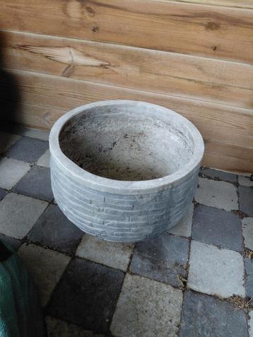 Prachtige stenen bloempot groot modern look beschikbaar voor biedingen