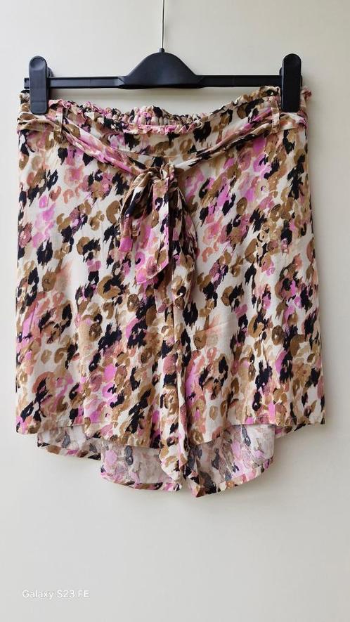 Short VeroModa, L, Kleding | Dames, Broeken en Pantalons, Zo goed als nieuw, Overige kleuren, Kort, Ophalen of Verzenden