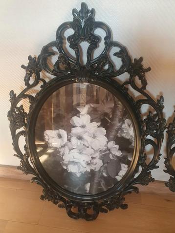 2 mooie zwarte kaders met foto's van bloemen beschikbaar voor biedingen