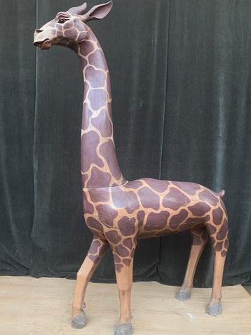 levensgrote giraffe in hout beschikbaar voor biedingen