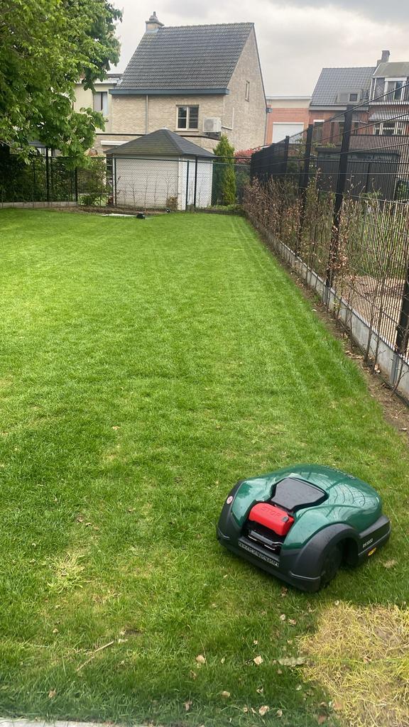 Robomow RK1000 + Gratis garage, Tuin en Terras, Robotmaaiers, Zo goed als nieuw, Met regensensor, Bestuurbaar via app, Ophalen