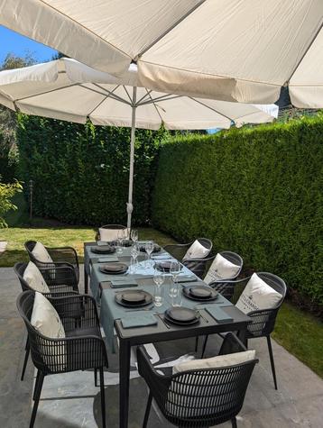 2 parasols (3m diameter per parasol!) incl. 2 voeten beton beschikbaar voor biedingen
