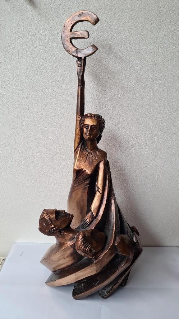 Europa: Eenheid is kracht... Bronzen beeld May Claerhout, Verzamelen, Beelden en Beeldjes, Zo goed als nieuw, Mens, Ophalen of Verzenden