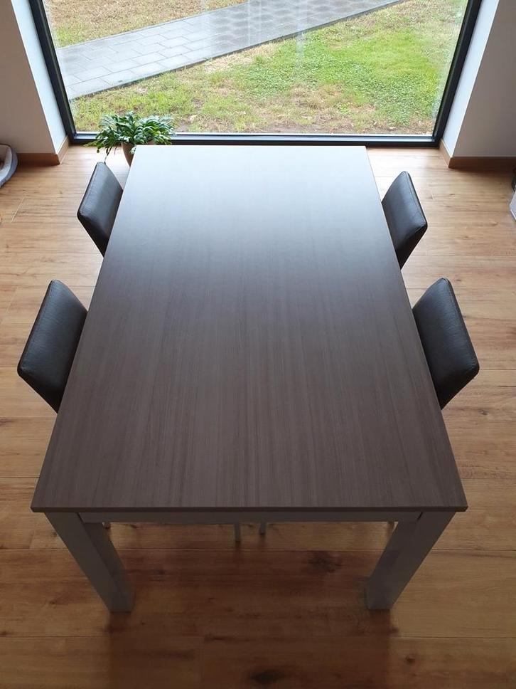 Uitschuifbare tafel langs 2 kanten met 4 bijhorende stoelen, Huis en Inrichting, Tafels | Eettafels, Zo goed als nieuw, Ophalen