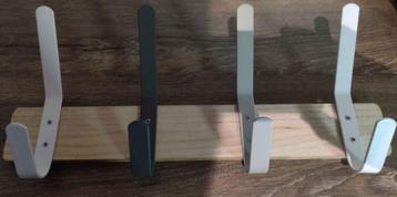 Moderne Houten Kapstok met 4 Haken beschikbaar voor biedingen