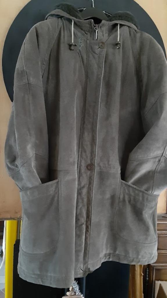 Warme suède jas gevoerd, zacht kap, donkergroen 44/46, Kleding | Dames, Jassen | Winter, Zo goed als nieuw, Maat 46/48 (XL) of groter