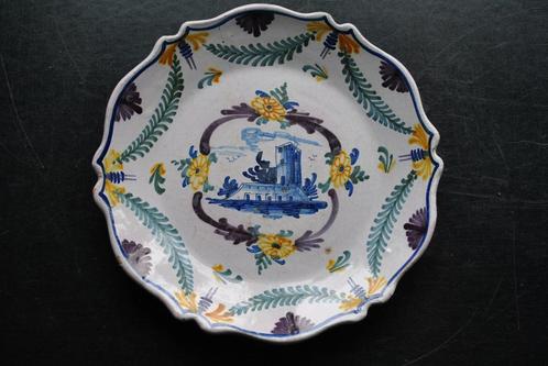 Polychroom aardewerk bord met gestileerde kasteel kerk ? 19e, Antiek en Kunst, Antiek | Keramiek en Aardewerk, Ophalen of Verzenden