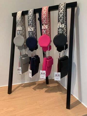 LOT nieuwe handtasjes en kledij dames beschikbaar voor biedingen
