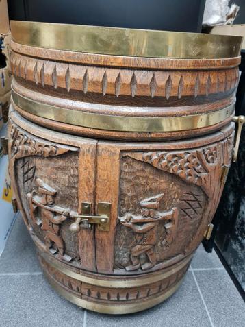 Vintage eiken barmeubel in de vorm van een vat beschikbaar voor biedingen