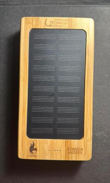 Unieke Solar Powerbank van Eikenhout met 8000mAh - Duurzaam beschikbaar voor biedingen