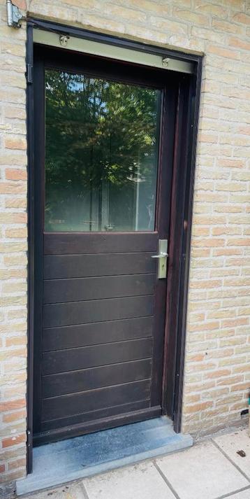 Moet NU weg! Buitendeur met de dubbleglas-hout beschikbaar voor biedingen