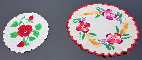 Paire de napperons avec motifs floraux en broderie, Maison & Meubles, Nappes, Utilisé, Intérieur, Enlèvement ou Envoi