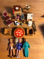 Poppenhuismeubels en accessoires 3 poppetjes, Verzamelen, Ophalen of Verzenden, Gebruikt, Poppenhuis