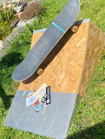 Kicker skateramp + 8 gratis skatestickers beschikbaar voor biedingen