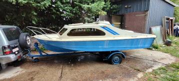 Op te knappen plezierbootje zonder motor inclusief trailer  beschikbaar voor biedingen