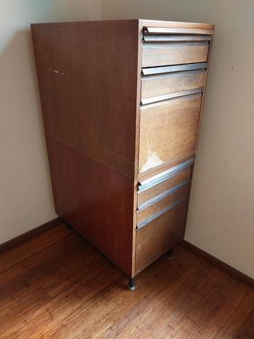 Vintage dossierkast beschikbaar voor biedingen