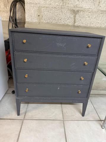 Uniek refurbished ladekastje – matgrijs met gouden knopjes beschikbaar voor biedingen