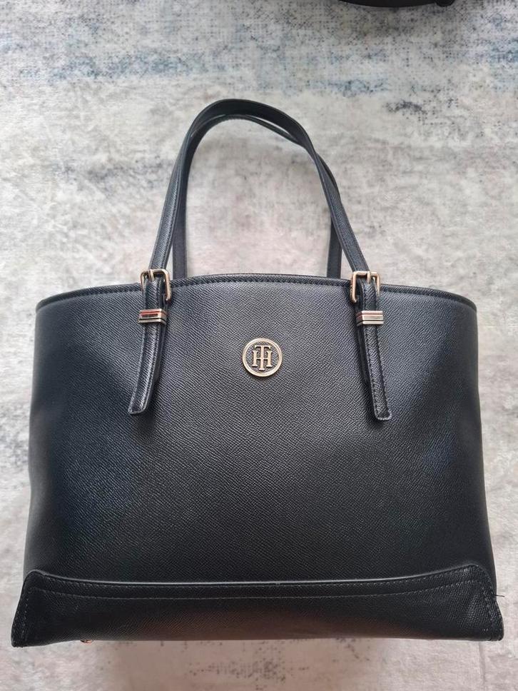 Tommy Hilfiger – zwarte handtas (als nieuw), Handtassen en Accessoires, Tassen | Damestassen, Zo goed als nieuw, Handtas, Ophalen of Verzenden
