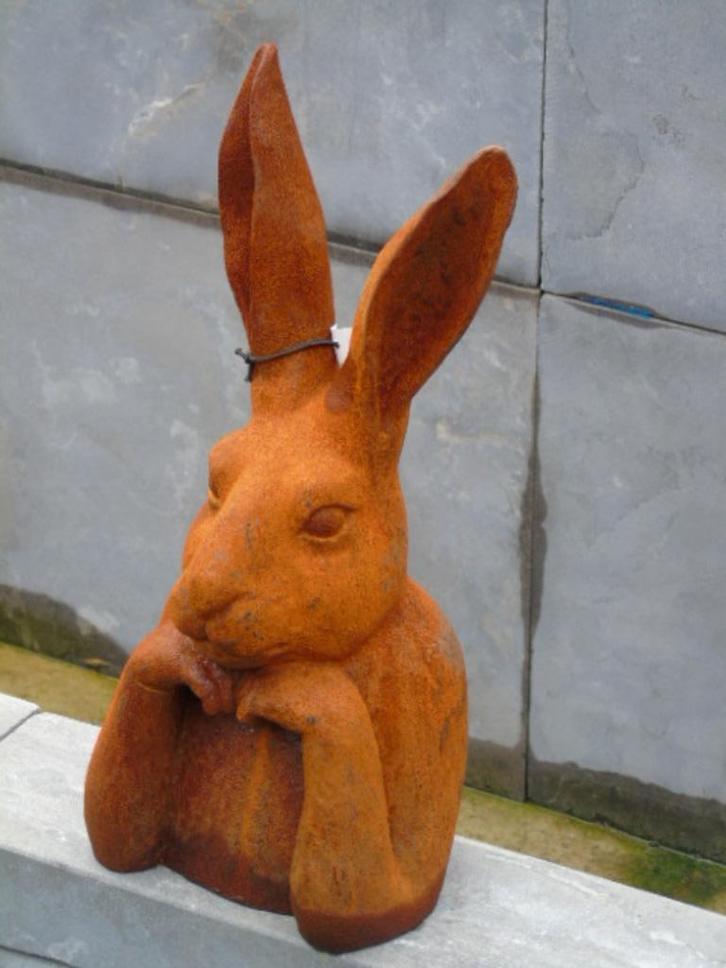 Buste van een konijnenkop in roestig gietijzer., Tuin en Terras, Tuinwanddecoratie, Nieuw, Ophalen