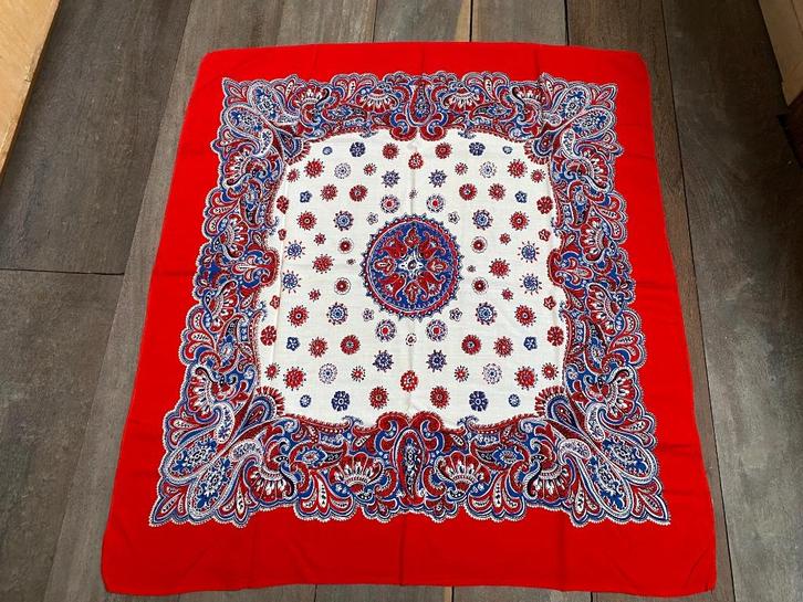 Vierkante sjaal wit blauw rood 82 x75cm vintage Goede staat, Kleding | Dames, Mutsen, Sjaals en Handschoenen, Gedragen, Maat 46/48 (XL) of groter