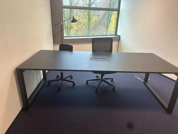 Grote zwarte bureau/vergadertafel beschikbaar voor biedingen