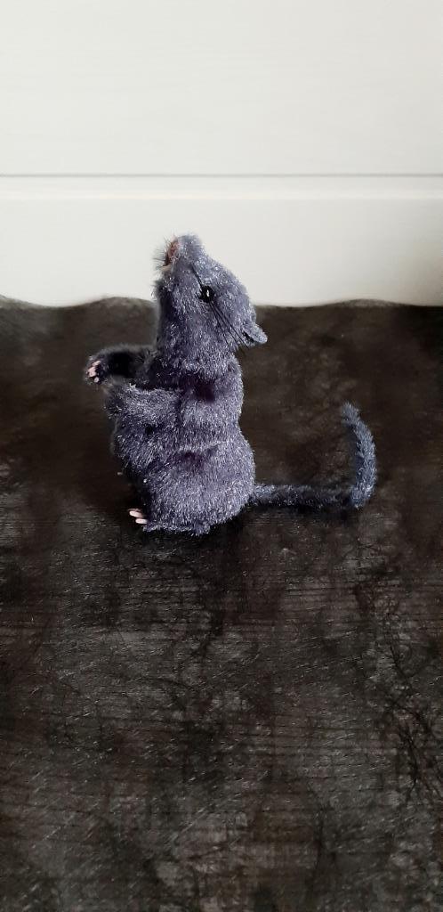 Halloweendecoratie : grijs ratje, Hobby en Vrije tijd, Feestartikelen, Zo goed als nieuw, Feestartikel, Ophalen of Verzenden