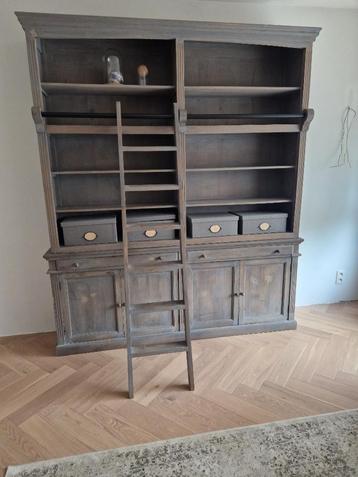 Massief houten boekenkast (+ladder), landelijke chique stijl beschikbaar voor biedingen