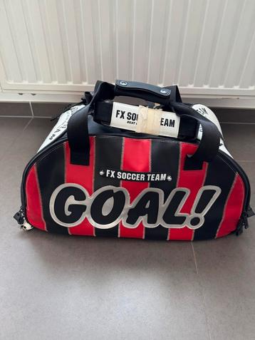 Vintage sporttas met 2 lederen vintage voetballen beschikbaar voor biedingen