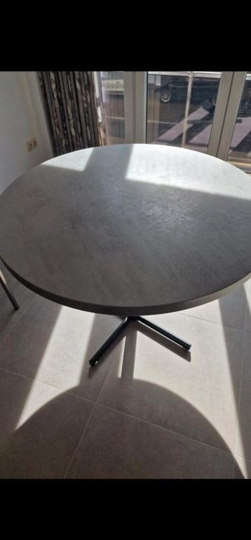 Ronde Eettafel als nieuw  beschikbaar voor biedingen