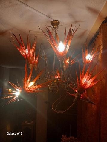 Prachtige koperen hanglamp met rode bloemen, Huis en Inrichting, Lampen | Kroonluchters, Ophalen, Gebruikt, Metaal