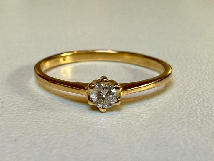 18 karaat solitaire gouden ring met een natuurlijke diamant!, Handtassen en Accessoires, Ringen, Dame, Kleiner dan 17, Geel, Goud