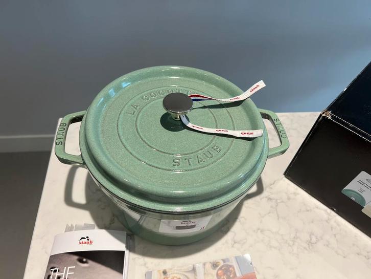 Nieuwe hoge Staub La Cocotte 24 cm in de originele doos, Huis en Inrichting, Keuken | Potten en Pannen, Nieuw, Koekenpan of Braadpan