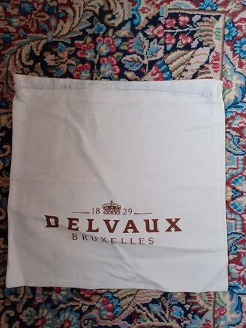 Omslag met DELVAUX-logo beschikbaar voor biedingen