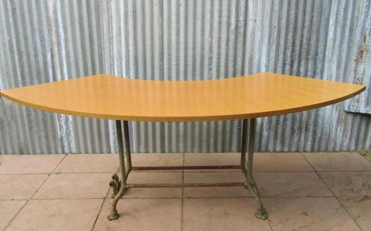 Halfronde bar, toonbank, toog, bureau met ijzeren onderstel, Huis en Inrichting, Barren, Gebruikt, Ophalen of Verzenden