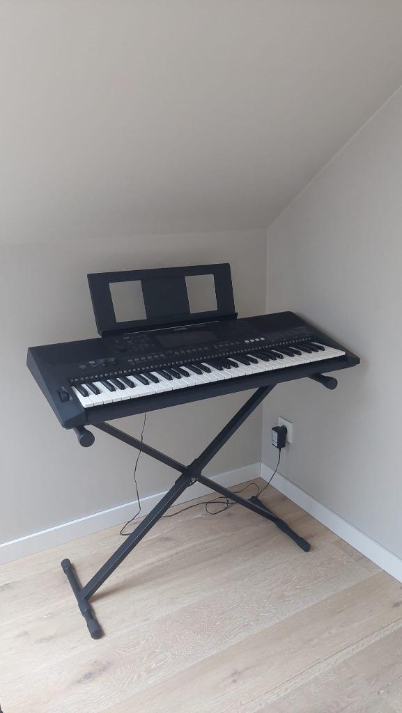 Synthesizer Yamaha met statief, Muziek en Instrumenten, Synthesizers, Zo goed als nieuw, 61 toetsen, Yamaha, Met standaard, Ophalen