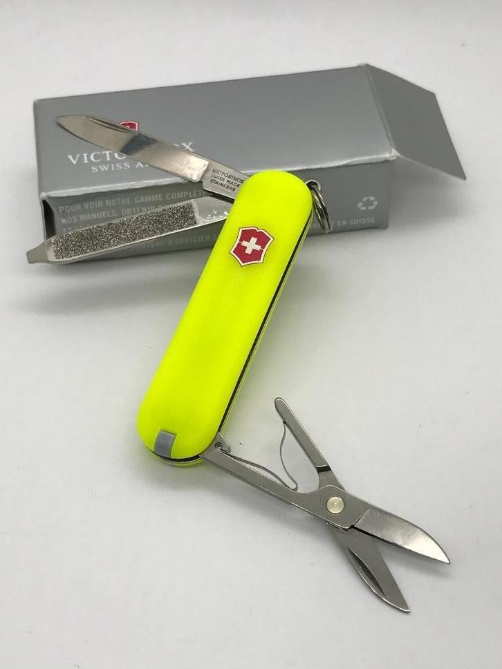 Victorinox Classic SD STAYGLOW 58mm Swiss Army, Caravans en Kamperen, Kampeergereedschap, Nieuw, Verzenden
