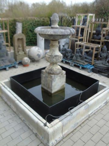 centrale fontein + wastafel in gepatineerde blauwe steen. beschikbaar voor biedingen