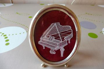 Piano in kant - Ovalen kadertje beschikbaar voor biedingen