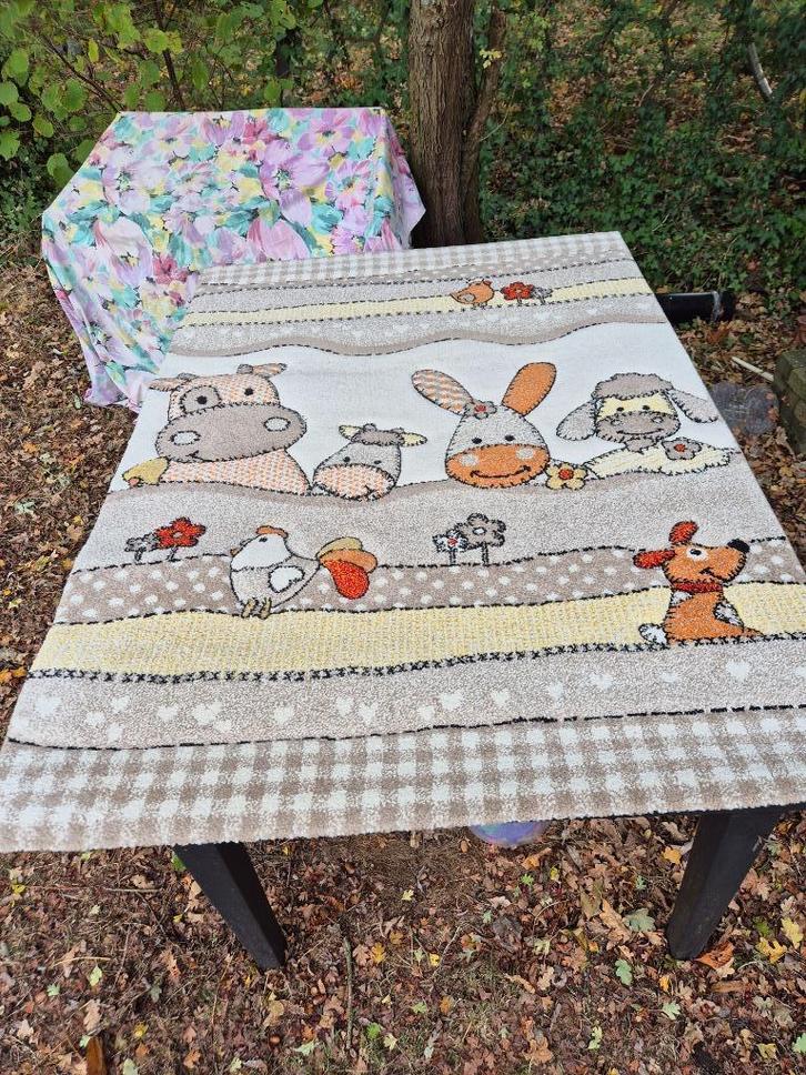 Vloerkleed tapijt beige en aardetiniten en boerderijdieren, Huis en Inrichting, Stoffering | Tapijten en Vloerkleden, Beige, Ophalen