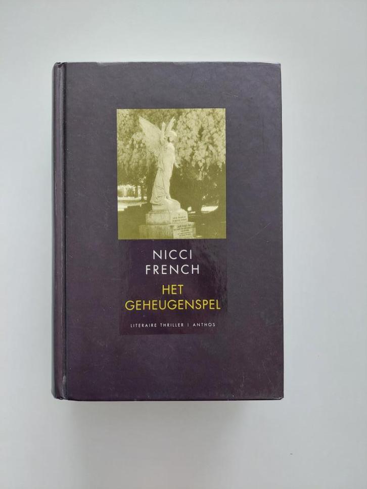 Nicci French - het geheugenspel, Boeken, Thrillers, Gelezen, Nederland, Ophalen of Verzenden