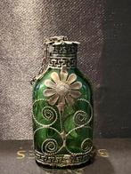 Mooie vintage groene glazen sierfles met metalen filigraan,, Ophalen of Verzenden, Zo goed als nieuw