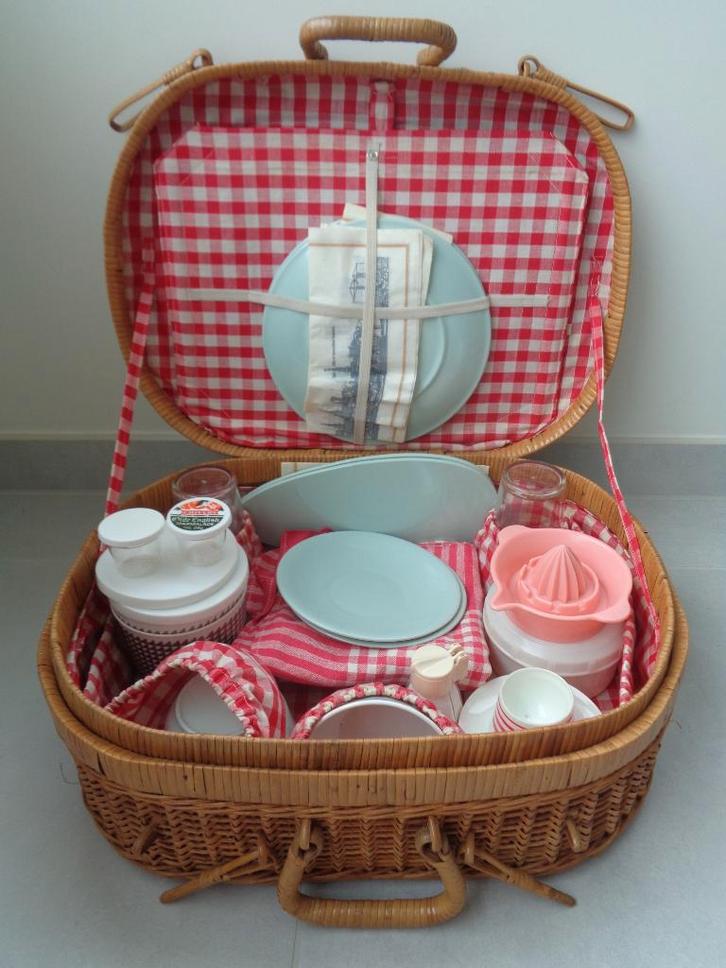 Vintage picknick mand met inhoud., Hobby en Vrije tijd, Picknickmanden, Zo goed als nieuw, Ophalen