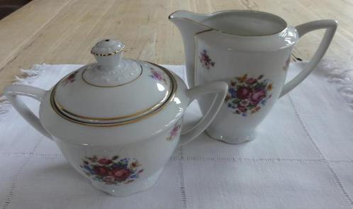 Groot brocante roomstel met bloemetjes, Huis en Inrichting, Keuken | Servies, Gebruikt, Overige typen, Overige stijlen, Porselein