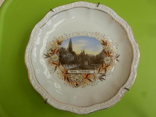 L'assiette en porcelaine cathédrale d'Anvers date des enviro, Antiquités & Art, Antiquités | Porcelaine, Enlèvement ou Envoi