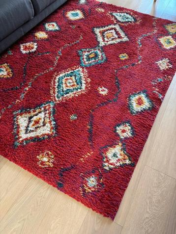 Patterned red carpet  (Kleurrijk rood tapijt) beschikbaar voor biedingen