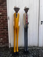 2 houten koloniale mannen, Ophalen