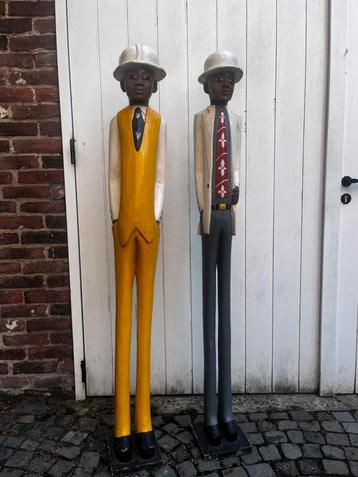 2 houten koloniale mannen beschikbaar voor biedingen