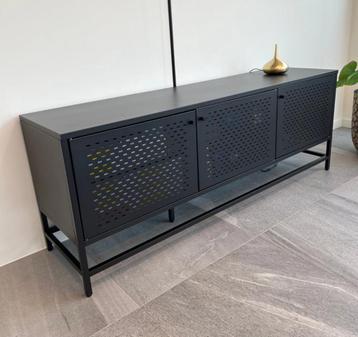 Modern meubel met retro touch beschikbaar voor biedingen